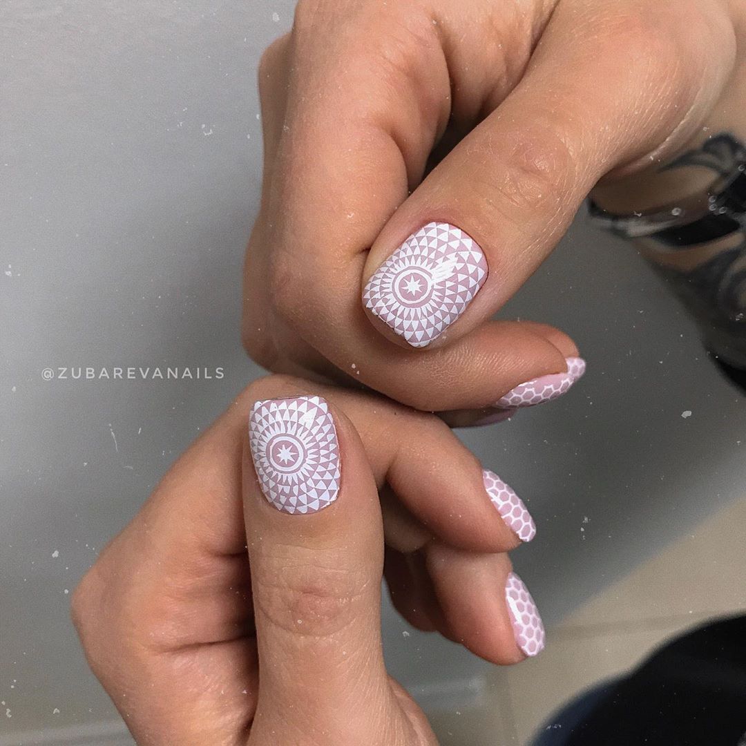 Стильный стемпинг маникюр 2026 – новые идеи дизайна