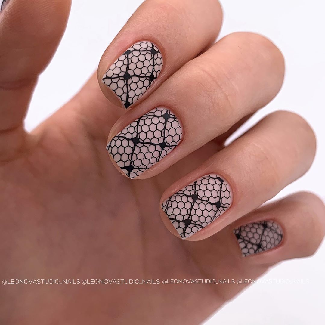 Стильный стемпинг маникюр 2026 – новые идеи дизайна