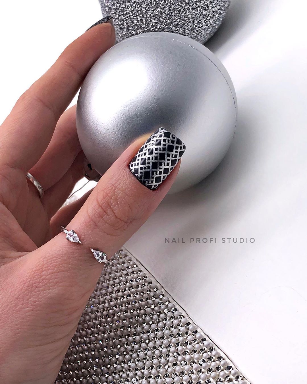 Стильный стемпинг маникюр 2026 – новые идеи дизайна