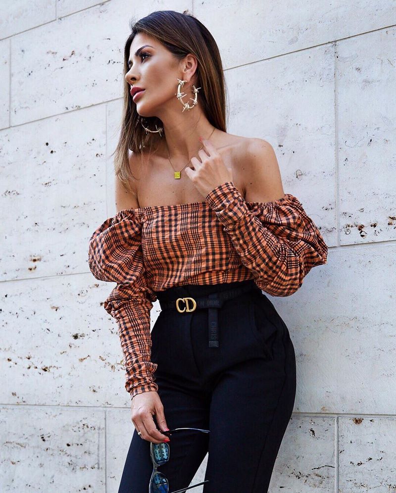 Красивые женские блузки 2026: лучшие образы с блузками — фото