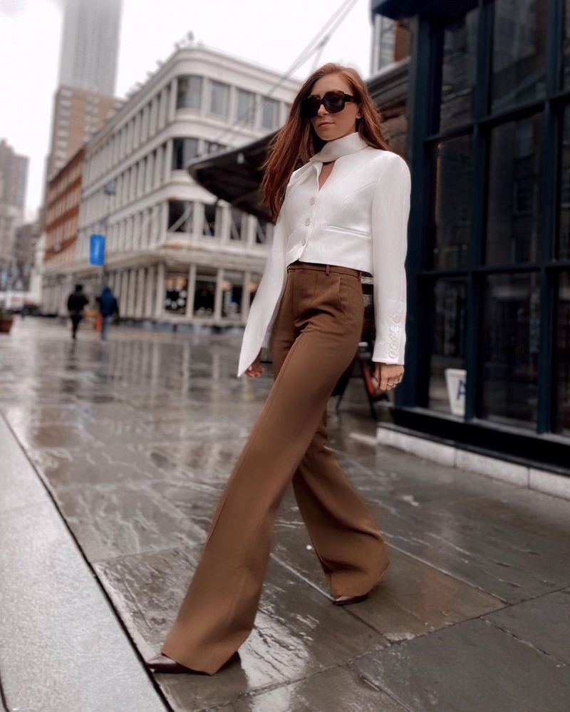 Красивые женские блузки 2026: лучшие образы с блузками — фото