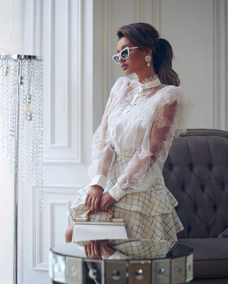 Красивые женские блузки 2026: лучшие образы с блузками — фото