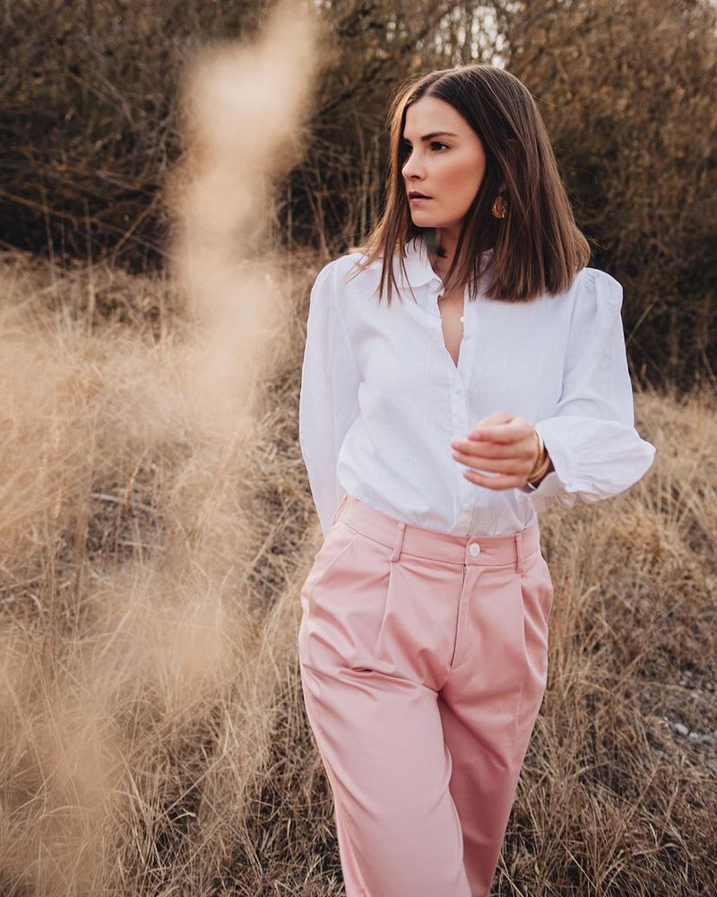 Красивые женские блузки 2026: лучшие образы с блузками — фото