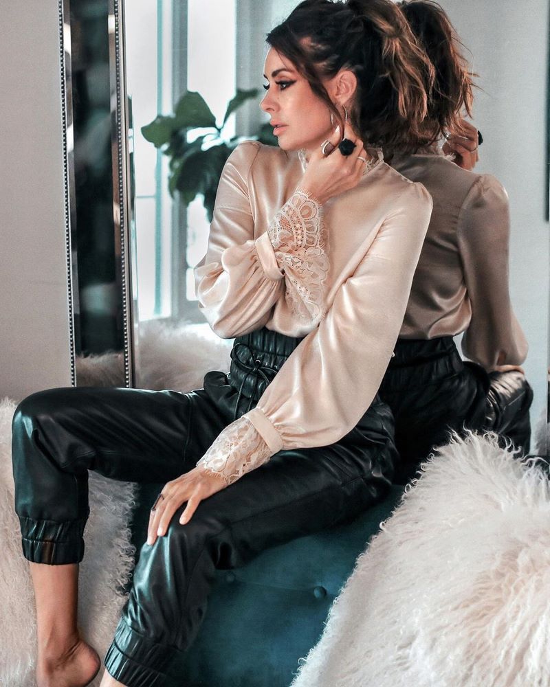 Красивые женские блузки 2026: лучшие образы с блузками — фото