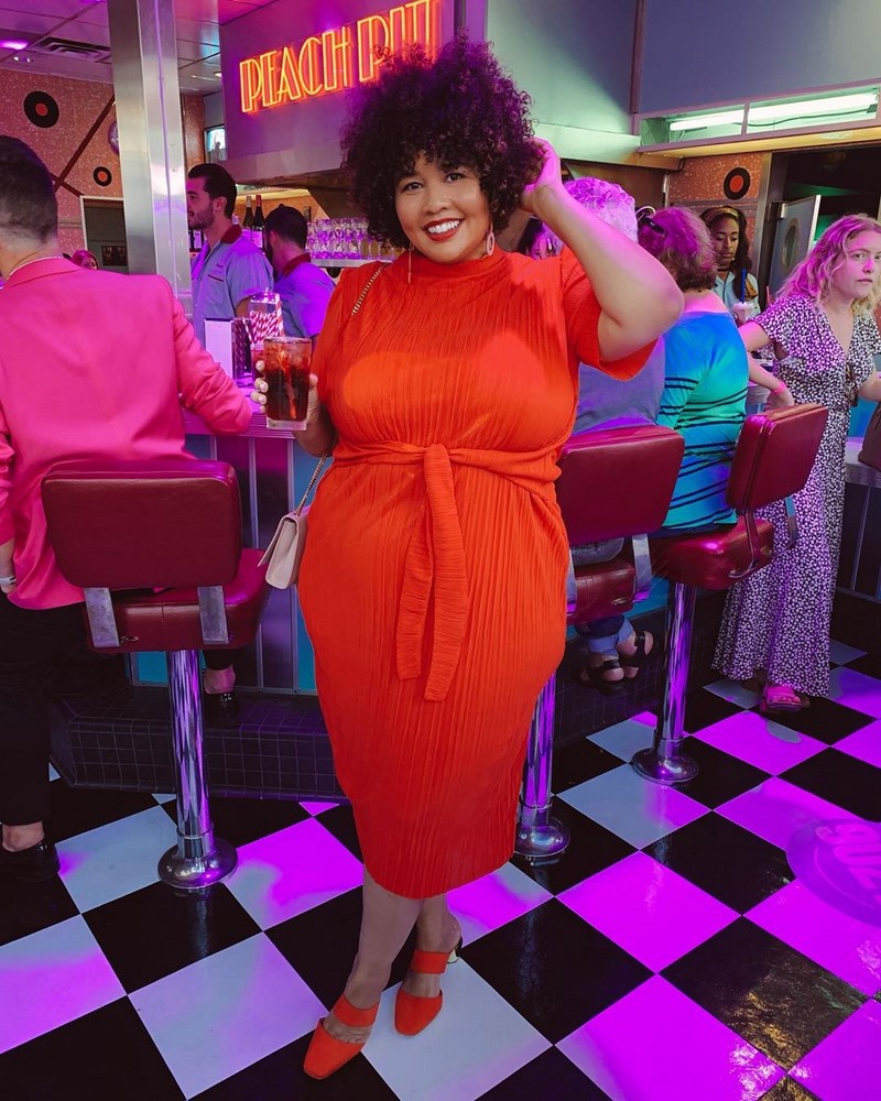 Платья на Новый Год 2027 для полных женщин: подборка модных трендов для главного торжества года