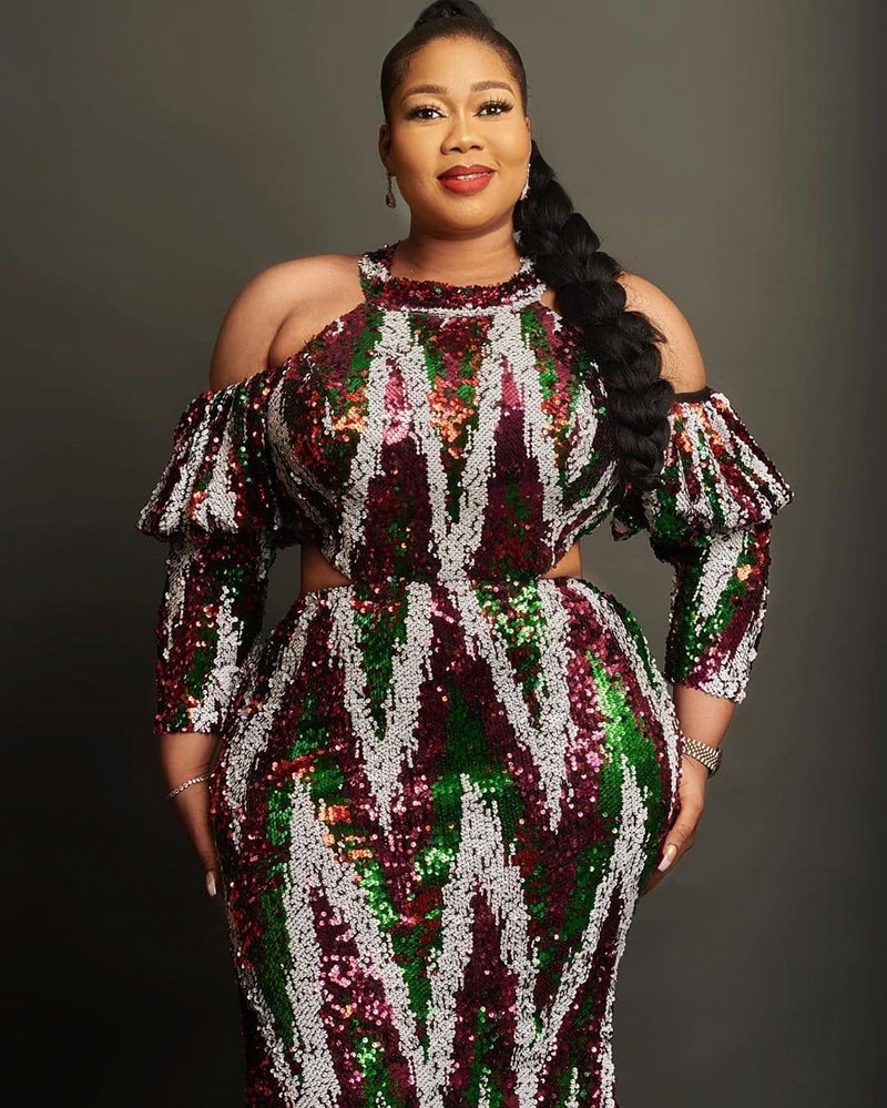 Платья на Новый Год 2027 для полных женщин: подборка модных трендов для главного торжества года