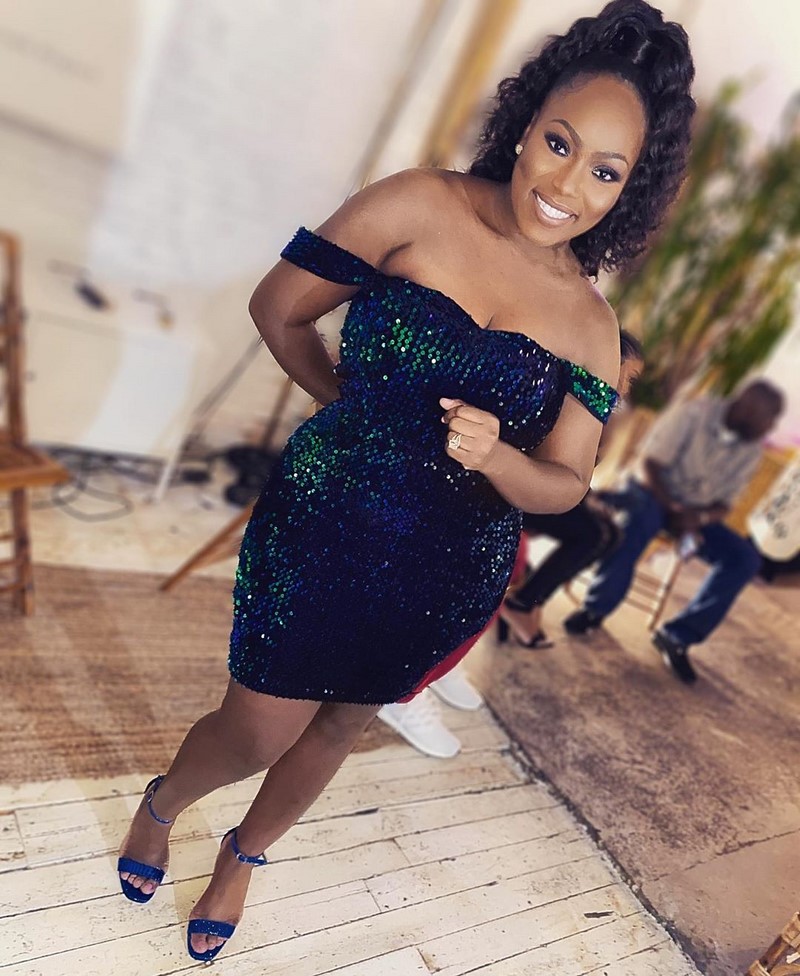 Платья на Новый Год 2027 для полных женщин: подборка модных трендов для главного торжества года