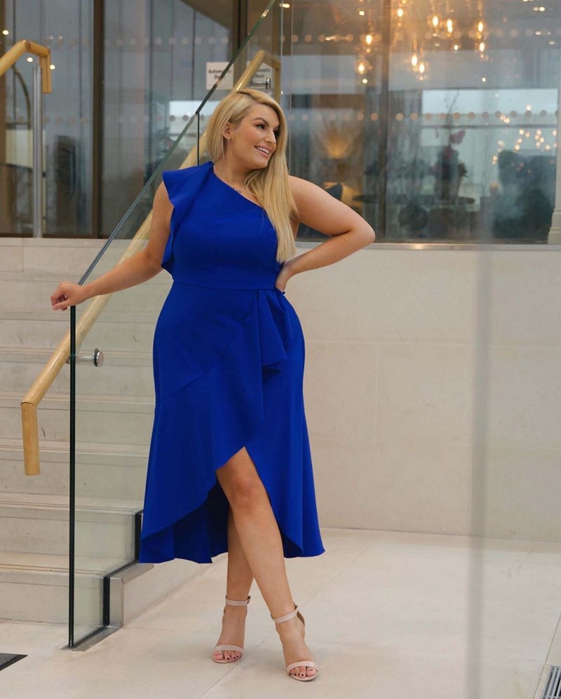 Платья на Новый Год 2027 для полных женщин: подборка модных трендов для главного торжества года