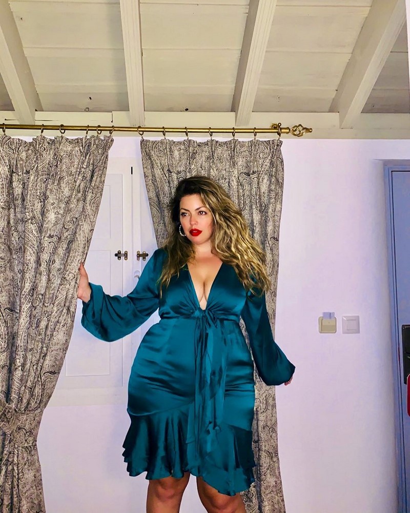 Платья на Новый Год 2027 для полных женщин: подборка модных трендов для главного торжества года