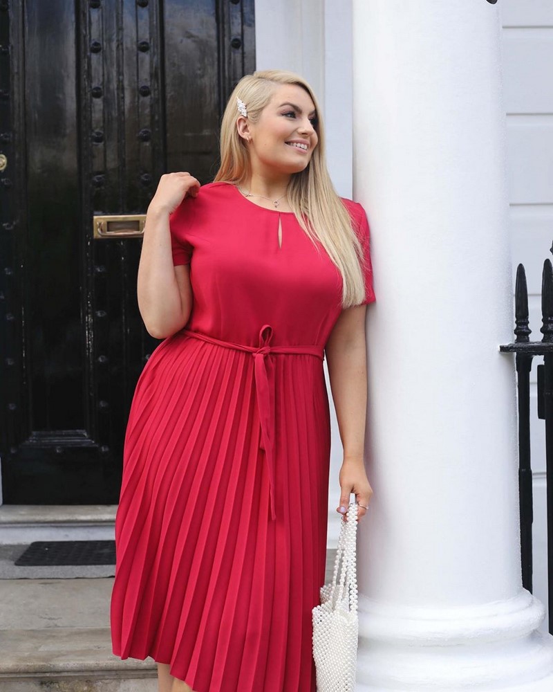 Платья на Новый Год 2027 для полных женщин: подборка модных трендов для главного торжества года