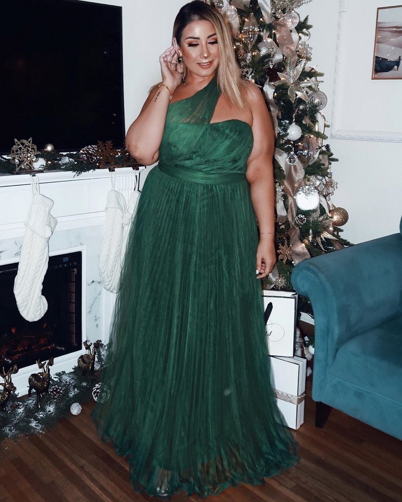 Платья на Новый Год 2027 для полных женщин: подборка модных трендов для главного торжества года