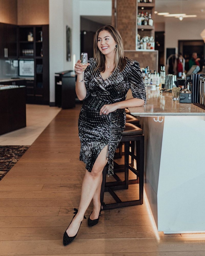 Платья на Новый Год 2027 для полных женщин: подборка модных трендов для главного торжества года