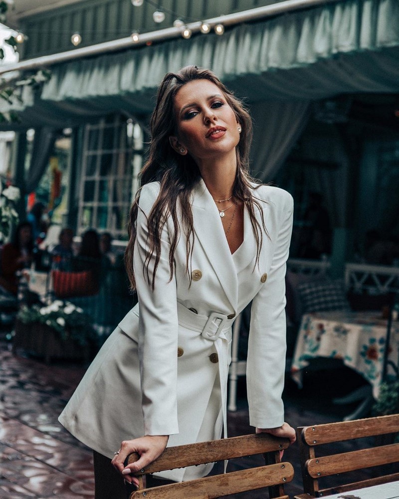 Платье-пиджак 2026: трендовые новинки в стильных образах на фото