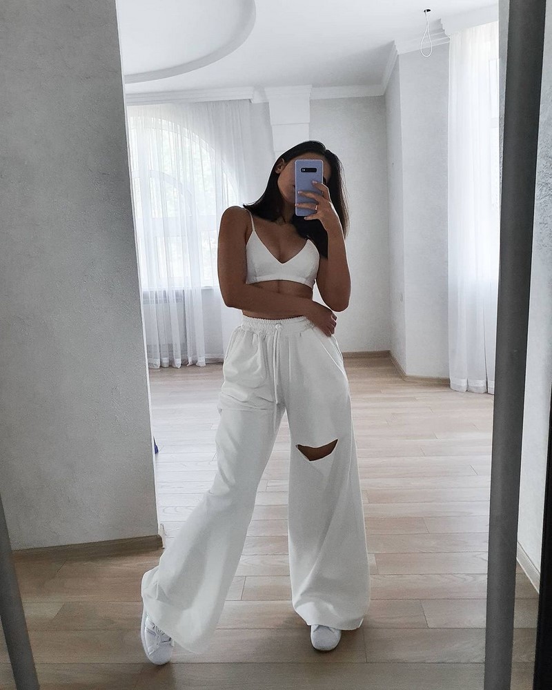 Широкие брюки 2026: топовые новинки в ослепительных образах на фото