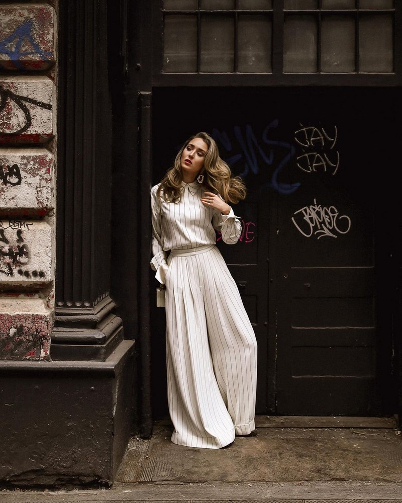 Широкие брюки 2026: топовые новинки в ослепительных образах на фото