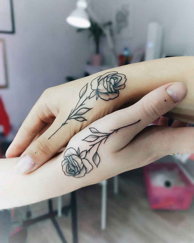 Маленькие тату для девушек 2026: эскизы, дизайн, идеи рисунков