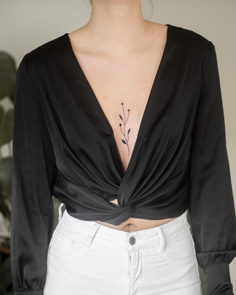 Маленькие тату для девушек 2026: эскизы, дизайн, идеи рисунков