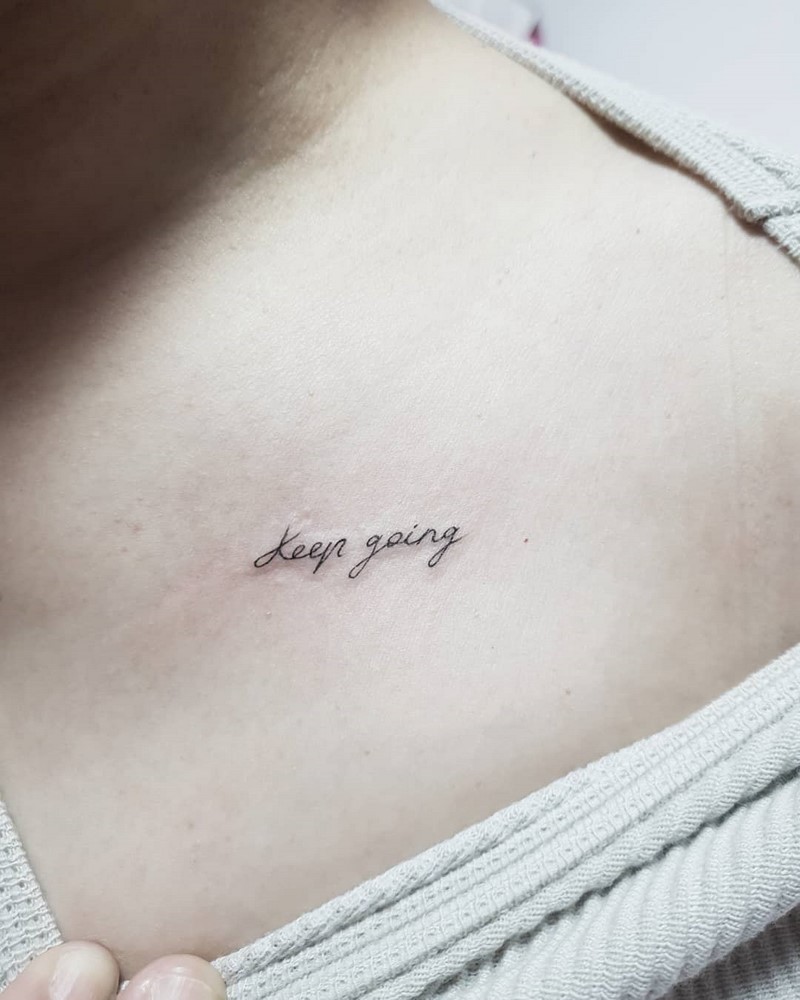 Маленькие тату для девушек 2026: эскизы, дизайн, идеи рисунков