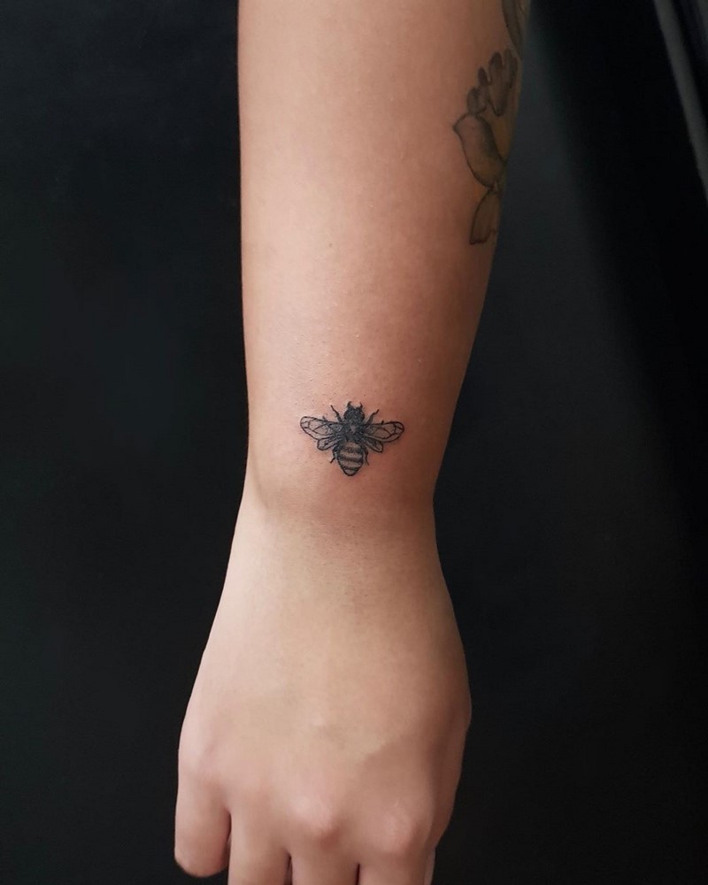 Маленькие тату для девушек 2026: эскизы, дизайн, идеи рисунков