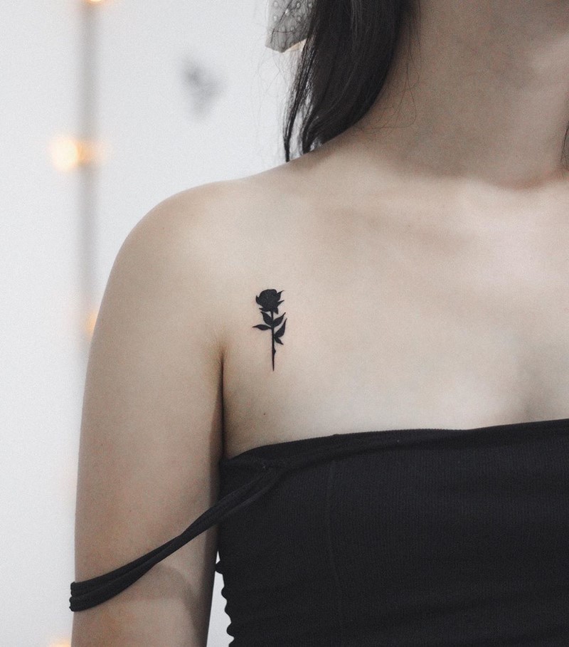 Маленькие тату для девушек 2026: эскизы, дизайн, идеи рисунков