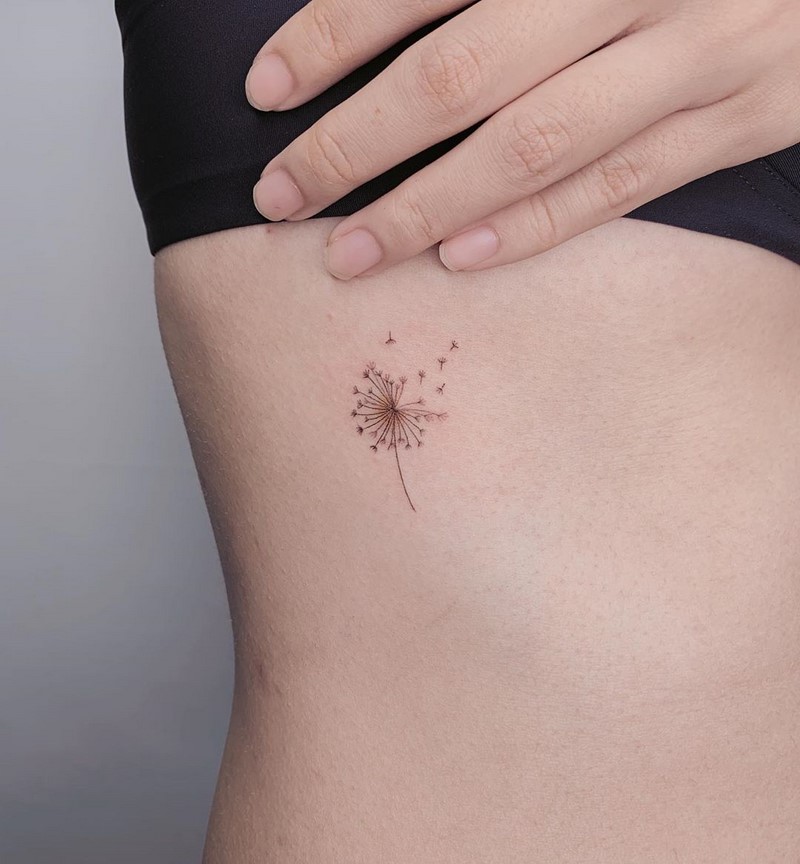 Маленькие тату для девушек 2026: эскизы, дизайн, идеи рисунков