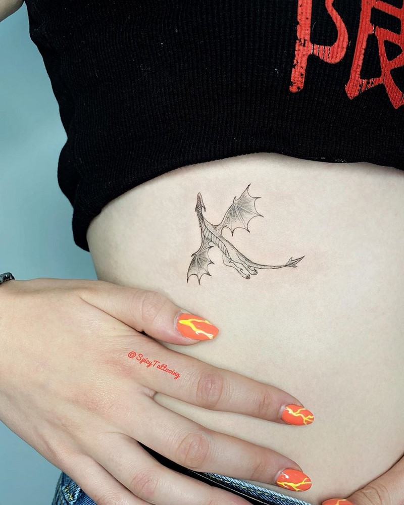 Маленькие тату для девушек 2026: эскизы, дизайн, идеи рисунков