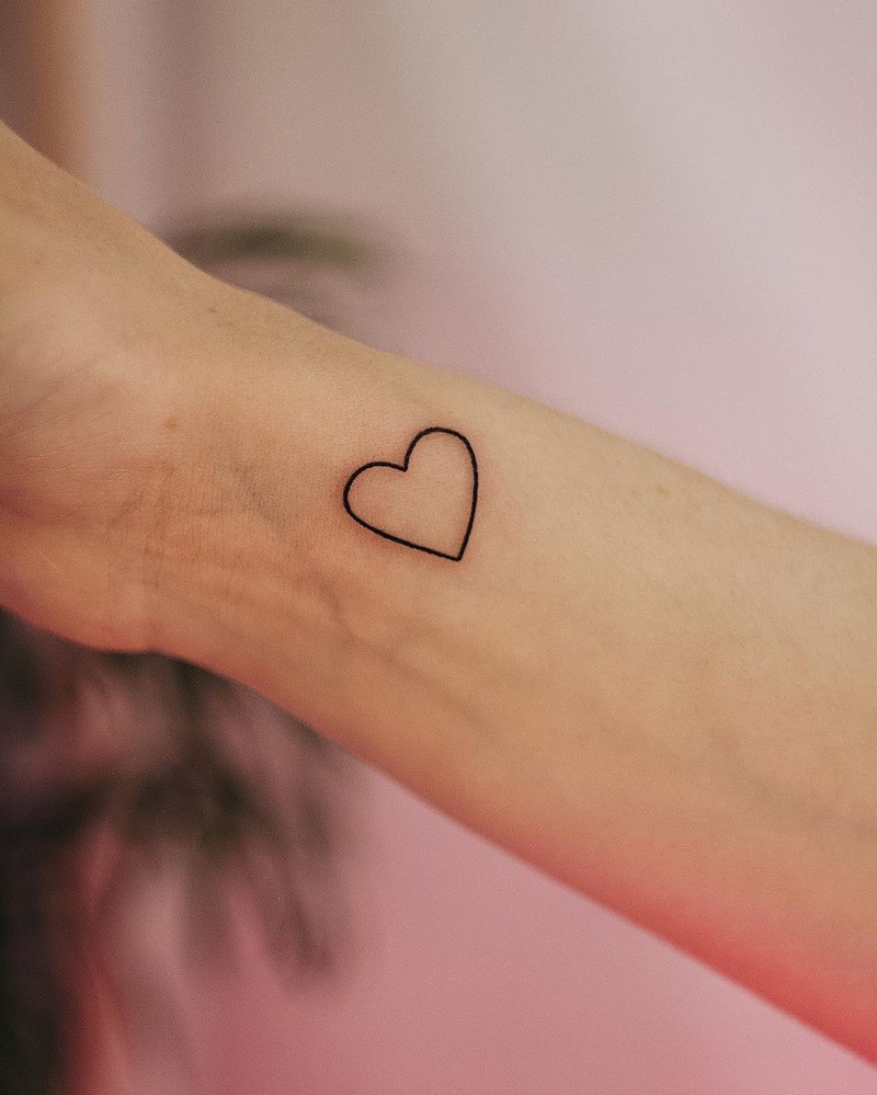 Маленькие тату для девушек 2026: эскизы, дизайн, идеи рисунков