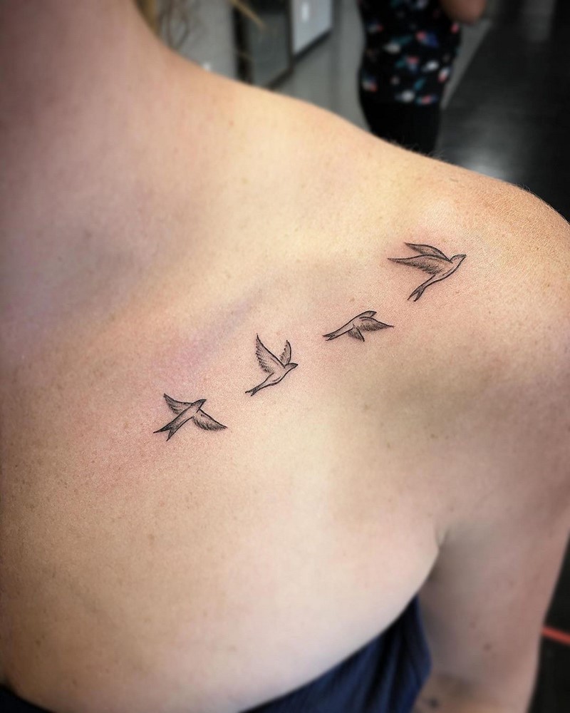 Маленькие тату для девушек 2026: эскизы, дизайн, идеи рисунков