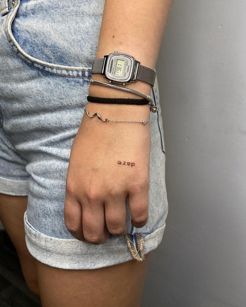 Маленькие тату для девушек 2026: эскизы, дизайн, идеи рисунков