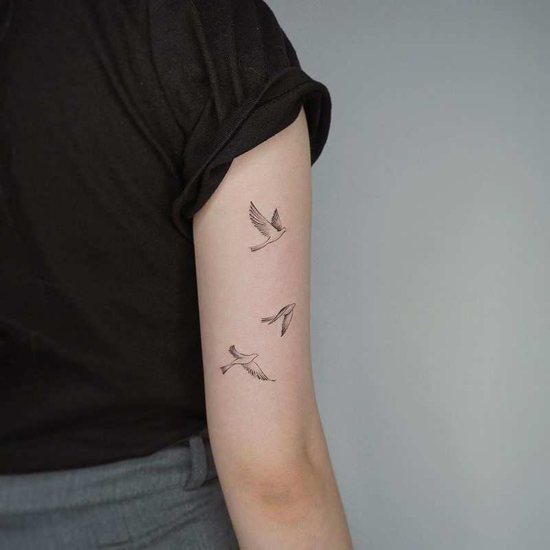 Маленькие тату для девушек 2026: эскизы, дизайн, идеи рисунков