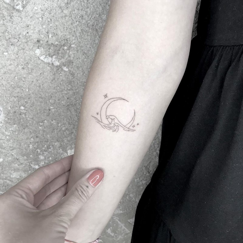 Маленькие тату для девушек 2026: эскизы, дизайн, идеи рисунков