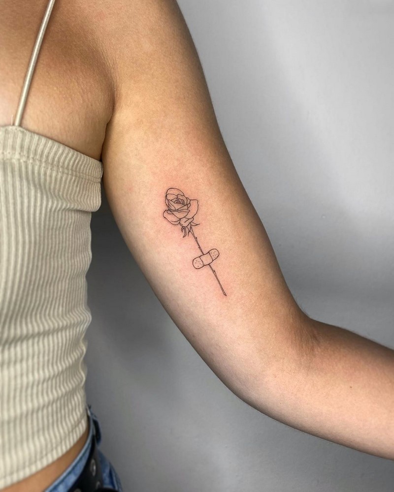 Маленькие тату для девушек 2026: эскизы, дизайн, идеи рисунков