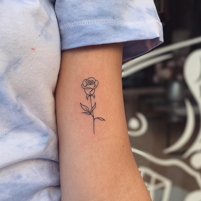 Маленькие тату для девушек 2026: эскизы, дизайн, идеи рисунков