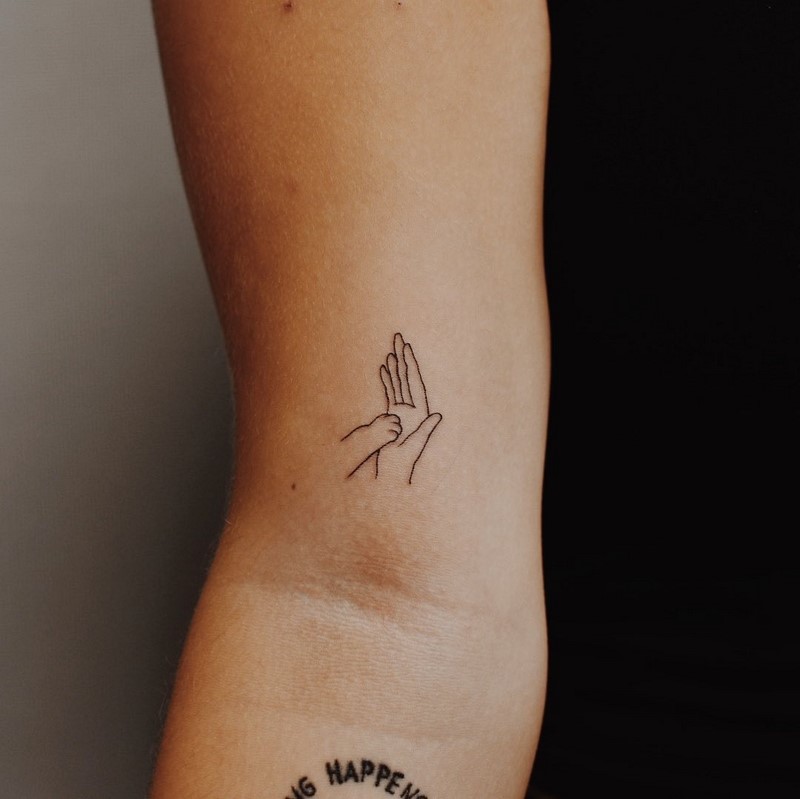 Маленькие тату для девушек 2026: эскизы, дизайн, идеи рисунков