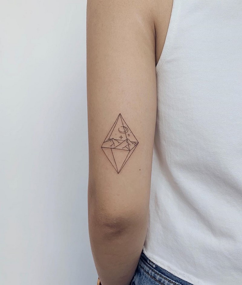 Маленькие тату для девушек 2026: эскизы, дизайн, идеи рисунков