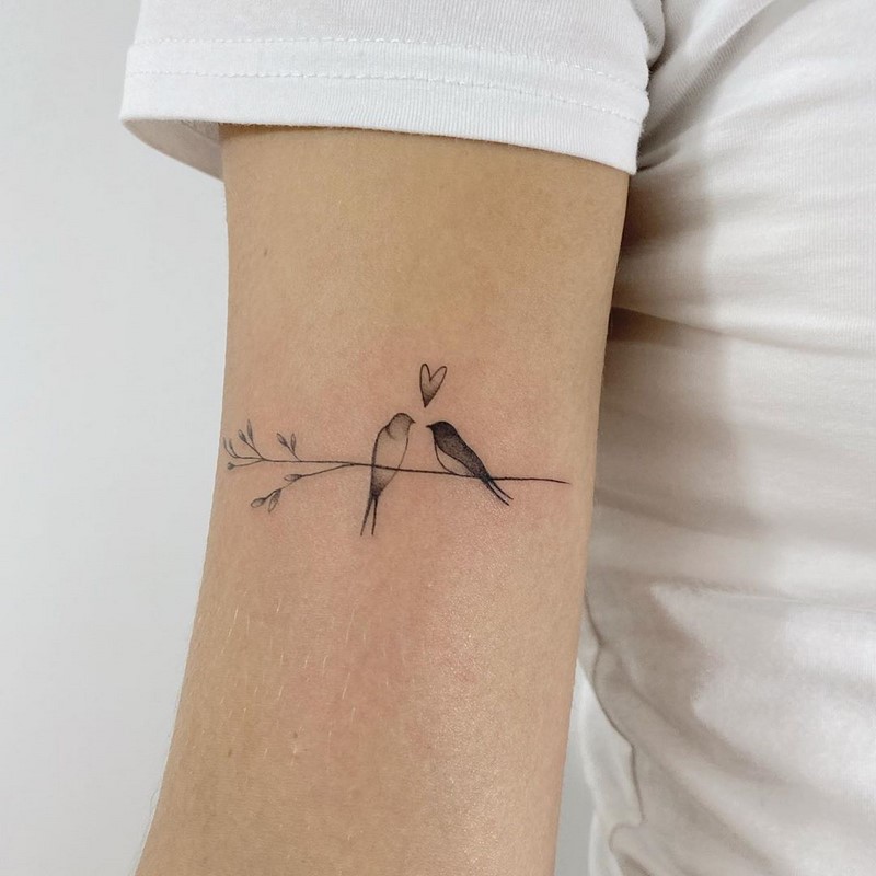 Маленькие тату для девушек 2026: эскизы, дизайн, идеи рисунков