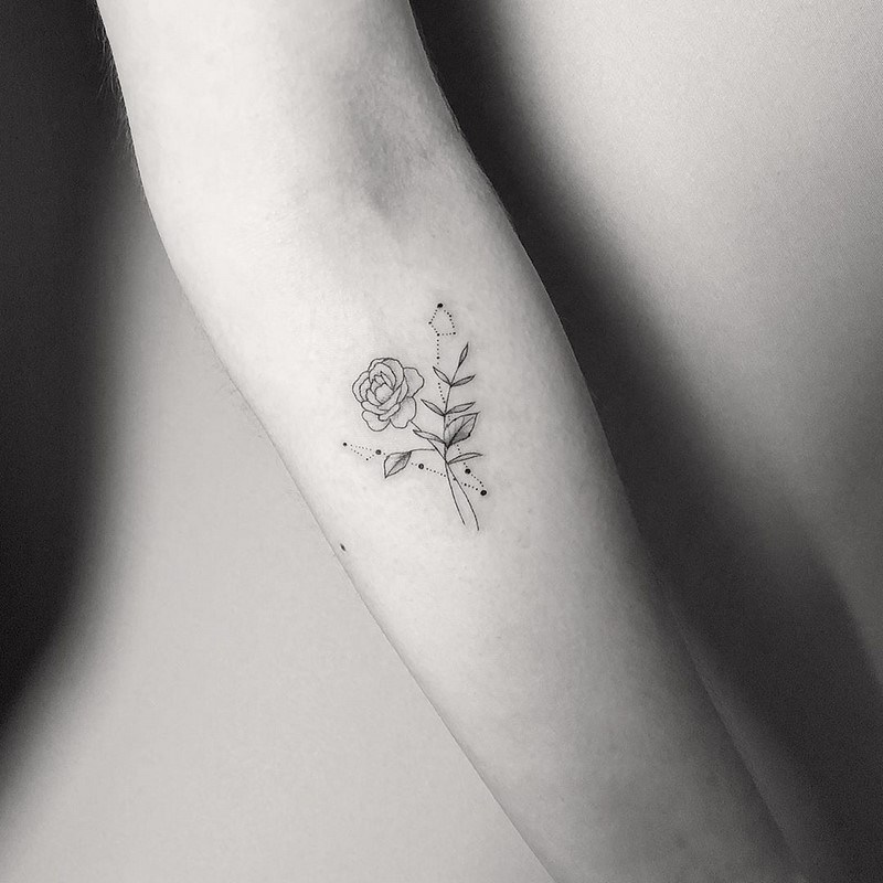Маленькие тату для девушек 2026: эскизы, дизайн, идеи рисунков