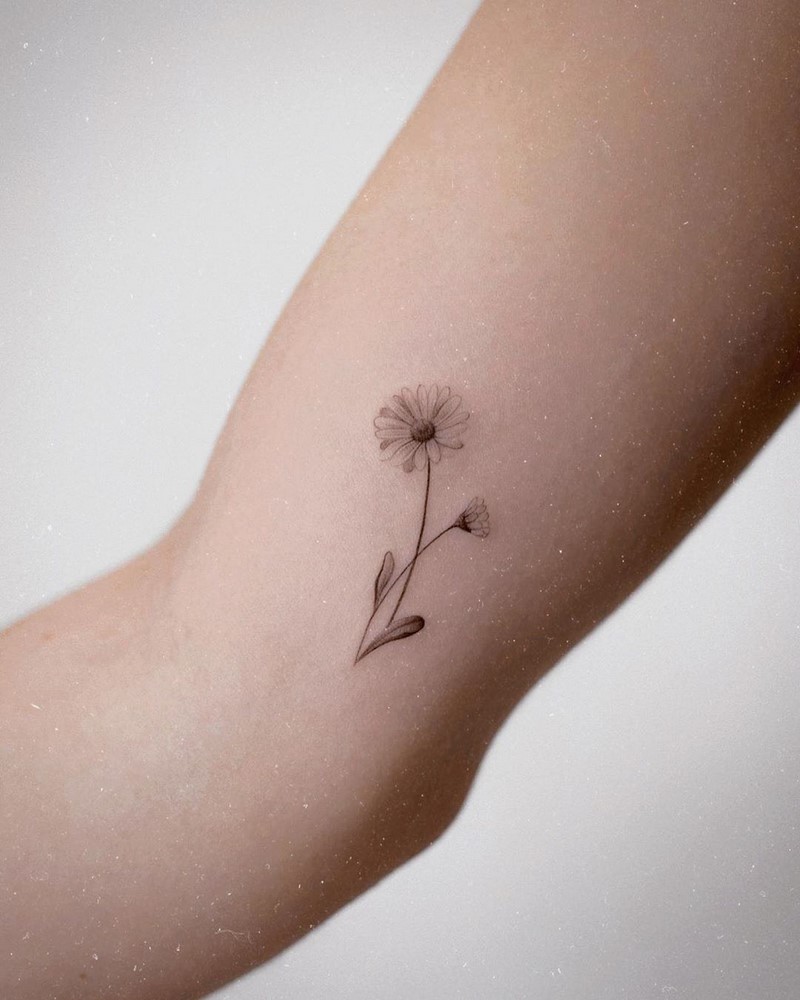 Маленькие тату для девушек 2026: эскизы, дизайн, идеи рисунков