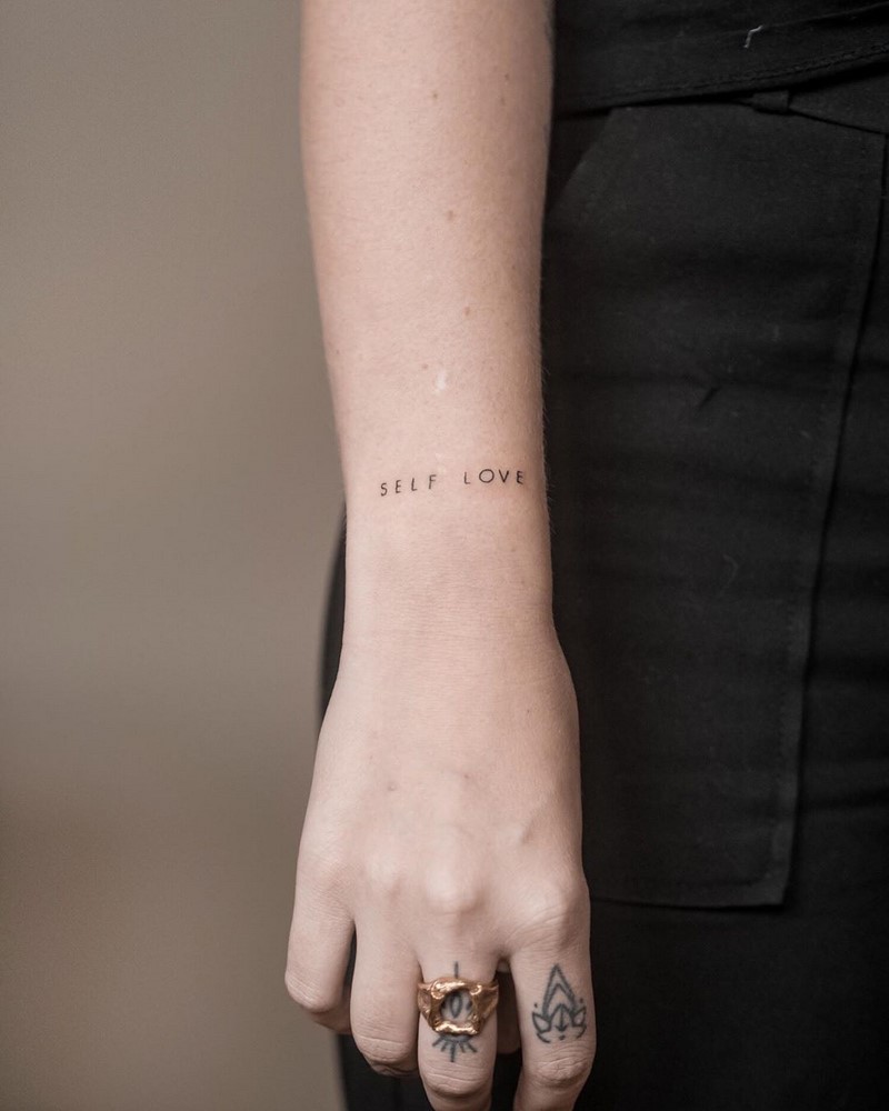 Маленькие тату для девушек 2026: эскизы, дизайн, идеи рисунков