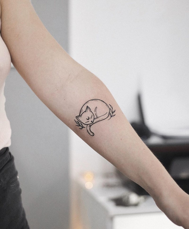 Маленькие тату для девушек 2026: эскизы, дизайн, идеи рисунков