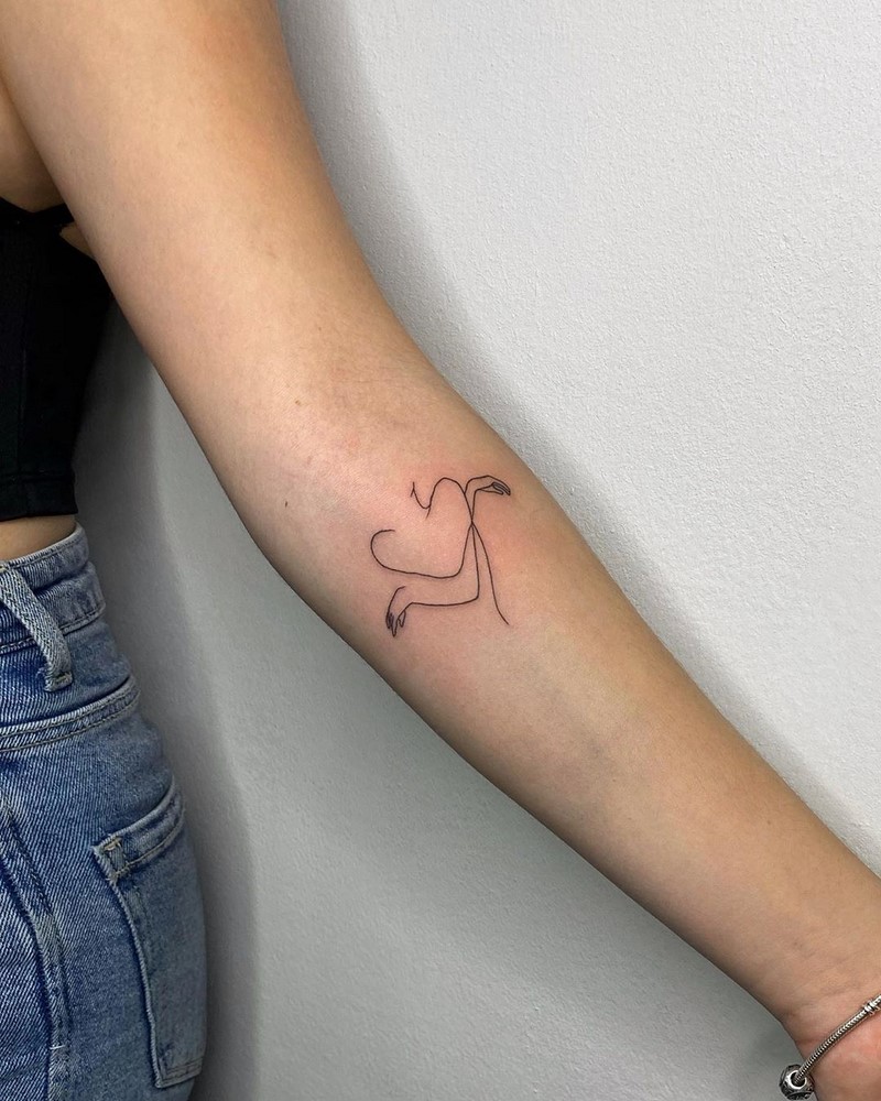 Маленькие тату для девушек 2026: эскизы, дизайн, идеи рисунков