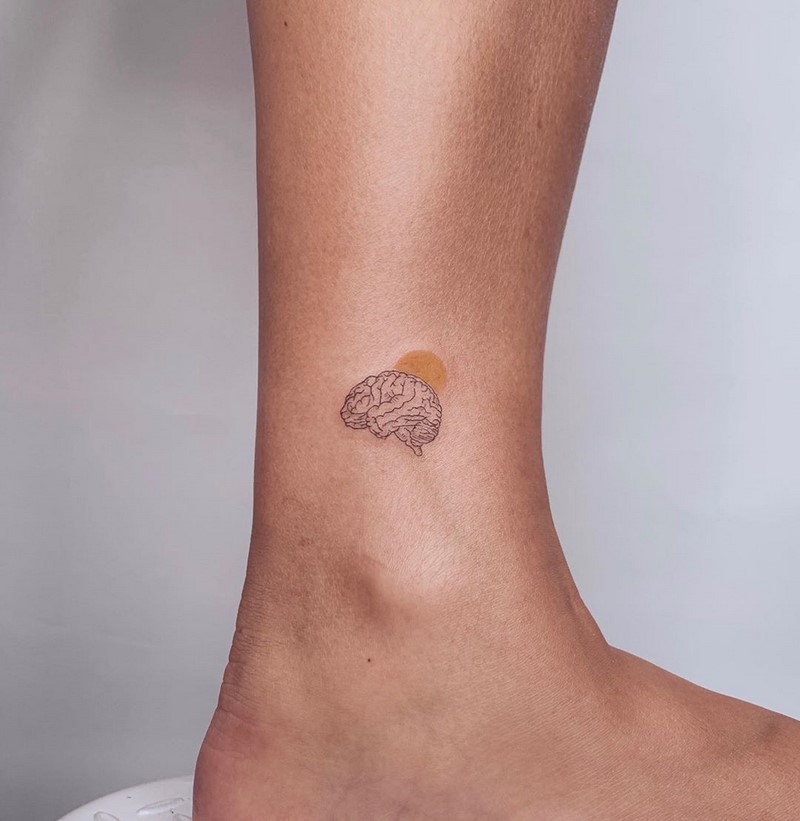 Маленькие тату для девушек 2026: эскизы, дизайн, идеи рисунков