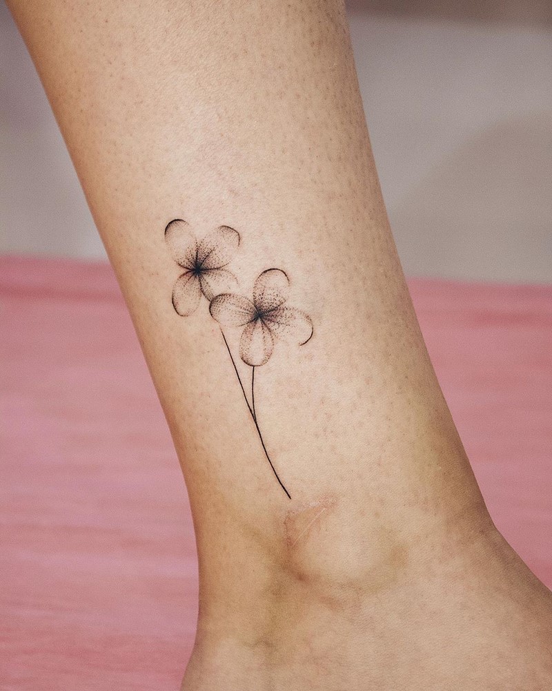 Маленькие тату для девушек 2026: эскизы, дизайн, идеи рисунков