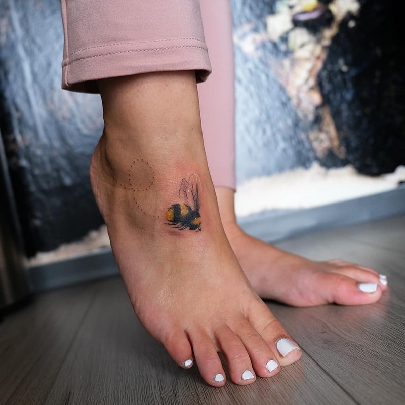 Маленькие тату для девушек 2026: эскизы, дизайн, идеи рисунков