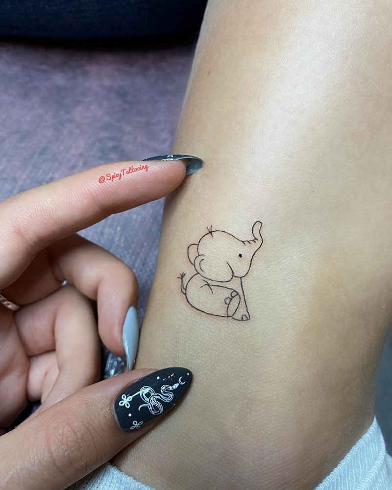 Маленькие тату для девушек 2026: эскизы, дизайн, идеи рисунков