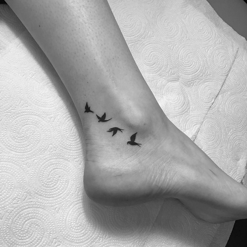 Маленькие тату для девушек 2026: эскизы, дизайн, идеи рисунков