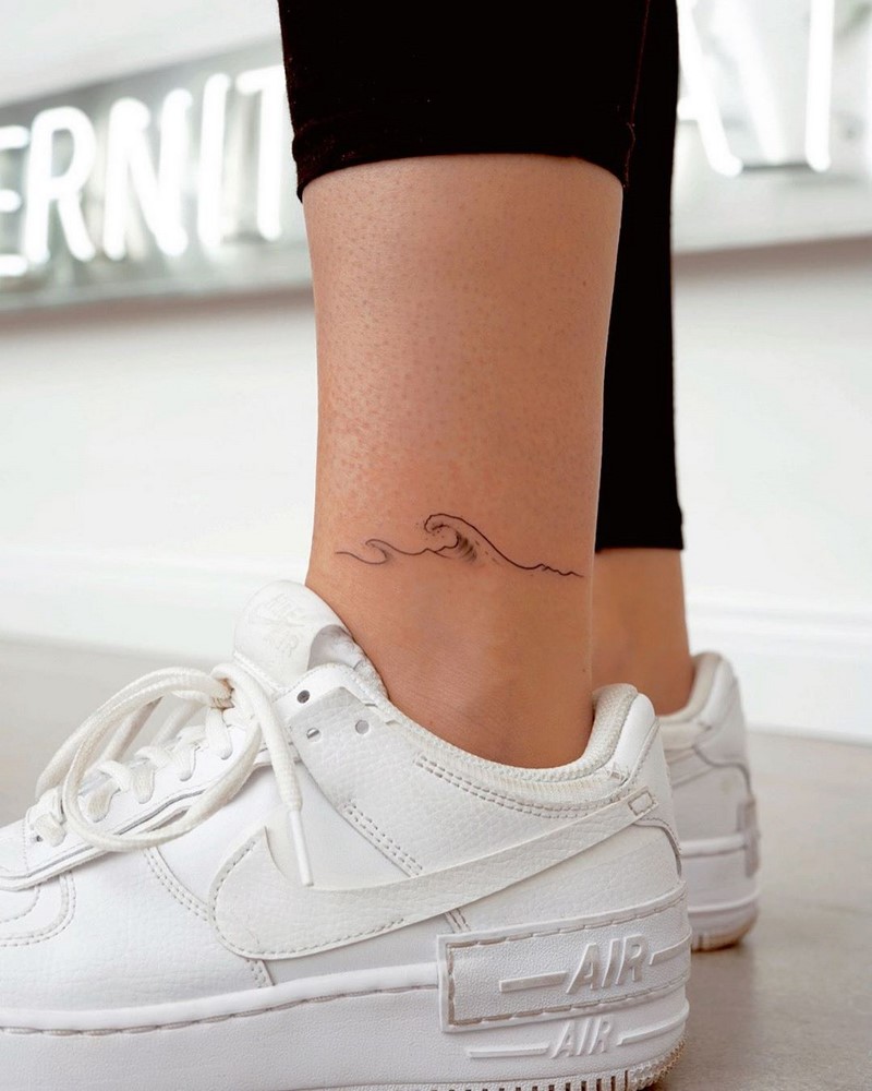 Маленькие тату для девушек 2026: эскизы, дизайн, идеи рисунков