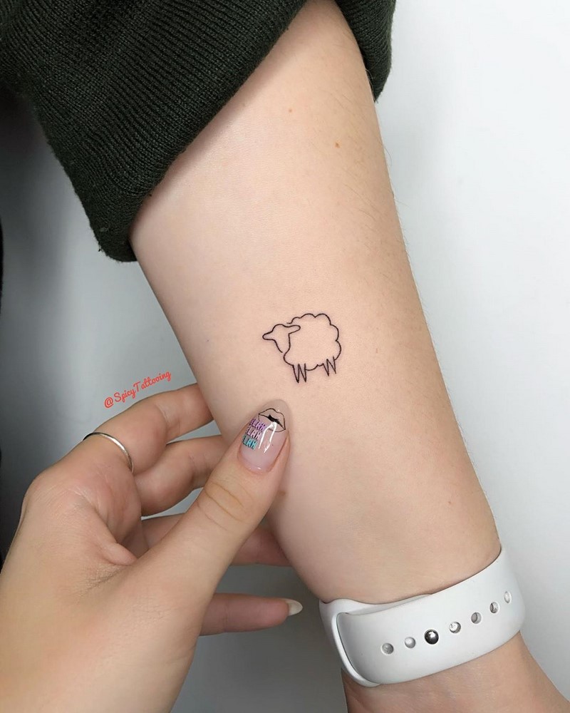 Маленькие тату для девушек 2026: эскизы, дизайн, идеи рисунков