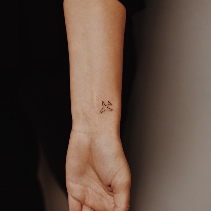 Маленькие тату для девушек 2026: эскизы, дизайн, идеи рисунков