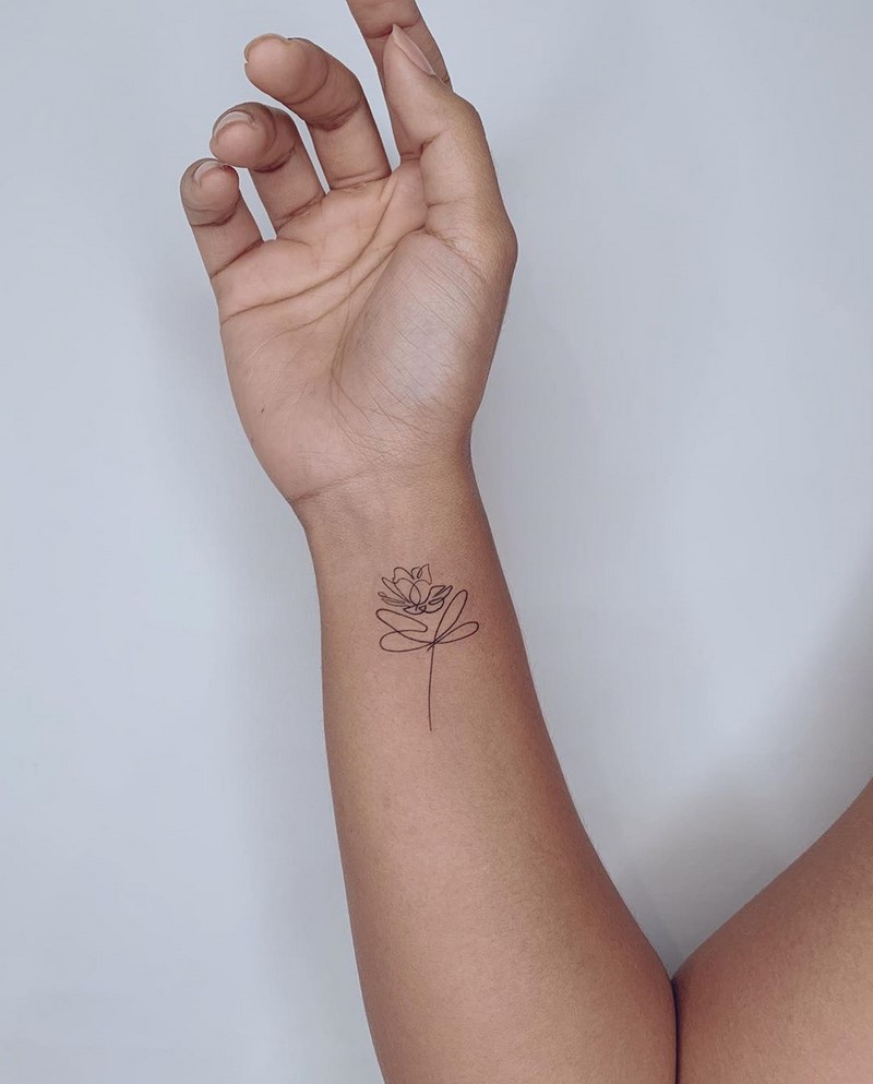 Маленькие тату для девушек 2026: эскизы, дизайн, идеи рисунков